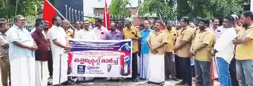 പെട്രോൾ, ഡീസൽ വിലവർധനയിൽ പ്രതിഷേധിച്ച് ഓട്ടോ, ടാക്സി ആൻഡ് ടെമ്പോ വർക്കേഴ്സ് യൂണിയൻ (സിഐടിയു) ജില്ലാ കമ്മിറ്റി സംഘടിപ്പിച്ച
കലക്ടറേറ്റ് മാർച്ചും ധർണയും സിഐടിയു ജില്ലാ ജനറൽ സെക്രട്ടറി പി ഗാനകുമാർ ഉദ്ഘാടനംചെയ്യുന്നു