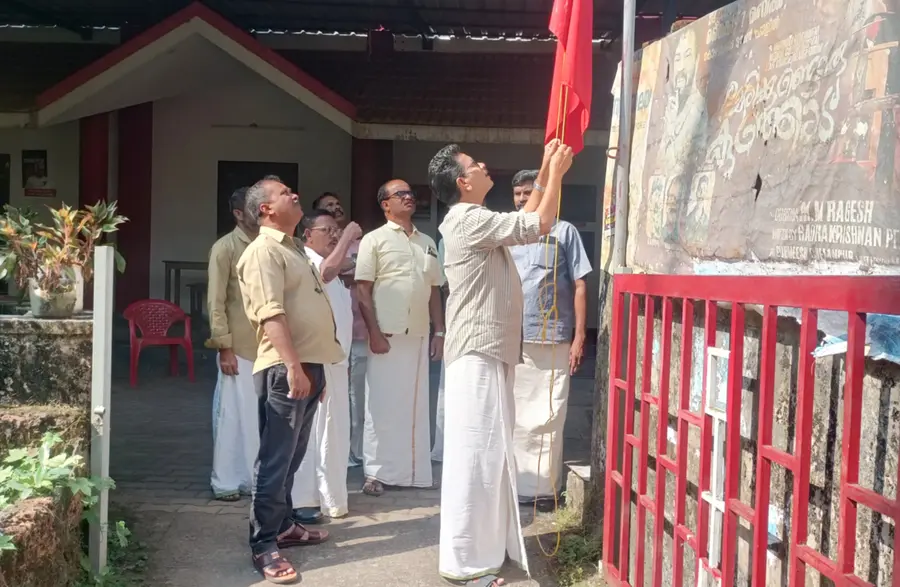 സിഐടിയു കോഴിക്കോട് ജില്ലാ കമ്മിറ്റി ഓഫീസില്‍ പി കെ സന്തോഷ് പതാക ഉയര്‍ത്തുന്നു