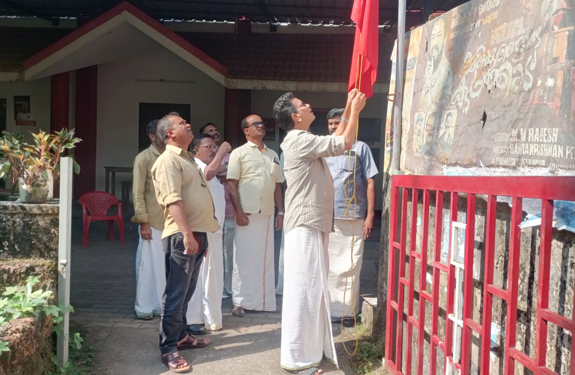 സിഐടിയു കോഴിക്കോട് ജില്ലാ കമ്മിറ്റി ഓഫീസില്‍ പി കെ സന്തോഷ് പതാക ഉയര്‍ത്തുന്നു