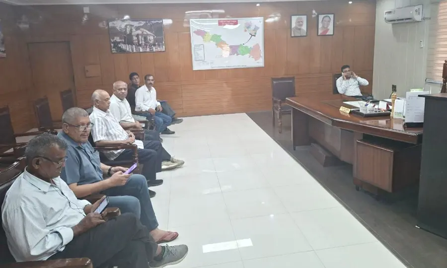 ഉത്തരാഖണ്ഡിലെ ഉദ്ദം സിങ്‌ നഗർ കലക്ടറുടെ നടപടിയിൽ പ്രതിഷേധിച്ച് എളമരം കരീമിന്റെ നേതൃത്വത്തിൽ  സിഐടിയു നേതാക്കൾ  കലക്ടറേറ്റിൽ കുത്തിയിരിപ്പ് സമരം നടത്തുന്നു