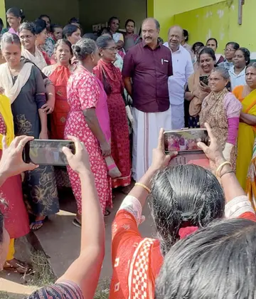 ഐഎൻടിയുസിയിൽനിന്ന് രാജിവച്ച് സിഐടിയുവില്‍ ചേര്‍ന്ന തൊഴിലാളികളെ ചീരങ്കാവ് പരുത്തുംപാറ ഫാക്ടറിയില്‍ സിപിഐ എം കേന്ദ്രകമ്മിറ്റി അംഗം  കെ എന്‍ ബാലഗോപാലിന്റെ നേതൃത്വത്തില്‍ സ്വീകരിക്കുന്നു 