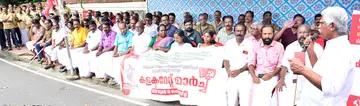 ഓട്ടോ ആന്‍ഡ് ലൈറ്റ് മോട്ടോർ ഡ്രൈവേഴ്‌സ് യൂണിയൻ ജില്ലാ കമ്മിറ്റിയുടെ നേതൃത്വത്തിൽ നടന്ന കലക്ടറേറ്റ് മാർച്ച് സിഐടിയു ജില്ലാ ജനറൽ സെക്രട്ടറി  യു പി ജോസഫ് ഉദ്ഘാടനം ചെയ്യുന്നു