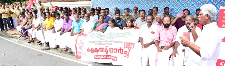 ഓട്ടോ ആന്ഡ് ലൈറ്റ് മോട്ടോർ ഡ്രൈവേഴ്സ് യൂണിയൻ ജില്ലാ കമ്മിറ്റിയുടെ നേതൃത്വത്തിൽ നടന്ന കലക്ടറേറ്റ് മാർച്ച് സിഐടിയു ജില്ലാ ജനറൽ സെക്രട്ടറി
യു പി ജോസഫ് ഉദ്ഘാടനം ചെയ്യുന്നു