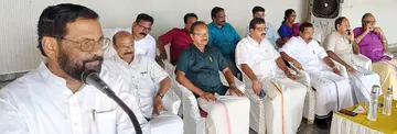 സിഐടിയു ജില്ലാ സമ്മേളനത്തിന്റെ ഭാഗമായി പട്ടാമ്പിയിൽ സംഘടിപ്പിച്ച "സഹകരണ മേഖല, വെല്ലുവിളിയും പ്രതിരോധവും" സെമിനാർ കടകംപള്ളി സുരേന്ദ്രൻ ഉദ്ഘാടനം ചെയ്യുന്നു
