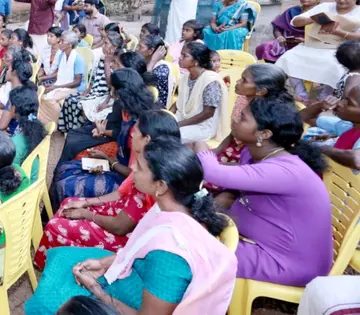 സിറ്റിസൺസ് റെസ്പോൺസ് പ്രോഗ്രാമിന്റെ ഭാഗമായി സന്നദ്ധ സേനാംഗങ്ങളോട്  ആവശ്യങ്ങൾ വിശദീകരിക്കുന്ന വെളിയം ഞായപ്പള്ളി  ഉന്നതി നിവാസികൾ 