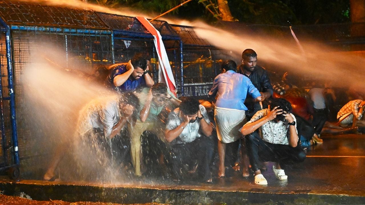 ജന്ദർമന്ദറിൽ പ്രതിഷേധിച്ച യുവാക്കൾക്ക് നേരേനടന്ന പോലീസ് മർദ്ദനത്തിൽ പ്രതിഷേധിച്ച് എസ്എഫ്ഐ ലോക് ഭവനിലേക്ക് നത്തിയ പ്രതിഷേധപ്രകടത്തിൽ  പൊലീസ് ജലപീരങ്കി പ്രയോഗിക്കുന്നു 
