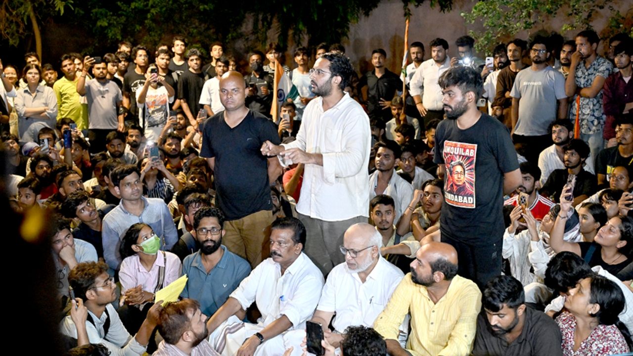 ഡൽഹിയിൽ രാത്രി വെെകിയും തുടരുന്ന സമരത്തിൽ  സിപിഐ എം ജനറല്‍സെക്രട്ടറി എം എ ബേബി, സിപിഐ എം ലോക്-സഭാ കക്ഷി നേതാവ് കെ രാധാകൃഷ്ണന്‍, വി ശിവദാസന്‍ എംപി, എസ്എഫ്‌ഐ അഖിലേന്ത്യ പ്രസിഡന്റ്‌ ആദർശ്‌ എം സജി തുടങ്ങിയവര്‍ അണിനിരന്നപ്പോൾ