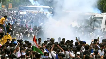 ബാരിക്കേഡുകള് മറികടന്ന് പാര്ലമെന്റിനുമുന്നിലെത്തിയ വിദ്യാര്ഥികള്ക്കുനേരെ പൊലീസ് കണ്ണീര്വാതകം പ്രയോഗിച്ചപ്പോള്