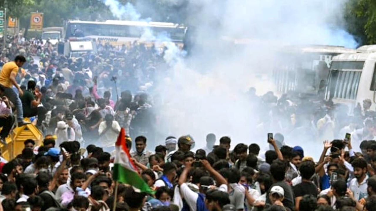 ബാരിക്കേ‍ഡുകള്‍ മറികടന്ന് പാര്‍ലമെന്റിനുമുന്നിലെത്തിയ വിദ്യാര്‍‌ഥികള്‍ക്കുനേരെ പൊലീസ് കണ്ണീര്‍വാതകം പ്രയോഗിച്ചപ്പോള്‍