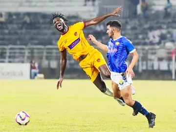 അടിതെറ്റി ഗോകുലം... കോഴിക്കോട് ഇ എം എസ് കോർപറേഷൻ സ്റ്റേഡിയത്തിൽ നടന്ന ഐ ലീഗ് ഫുട്ബോൾ മത്സരത്തിൽ പന്തുമായി മുന്നേറുന്നതിനിടയിൽ റിയൽ കശ്മീർ എഫ്സിയുടെ ഹയ്ദാരുടെ പ്രതിരോധത്തിൽ വീഴുന്ന ഗോകുലം കേരള എഫ്സിയുടെ അഡാമ നിയനെ                   ഫോട്ടോ: വി കെ അഭിജിത് 