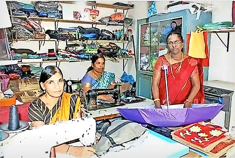 ഫ്രണ്ട്‌സ്‌ ബാഗ് നിർമാണ യൂണിറ്റിലെ വനിതകൾ 