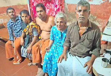  ചന്ദ്രനും ഭാര്യ അനിതയും മക്കളും