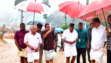 കള്ളാടിയിലെ മണ്ണിടിച്ചിലുണ്ടായ സ്ഥലം പ്രതിപക്ഷ നേതാവ് പിണറായി വിജയൻ സന്ദർശിച്ചപ്പോൾ. സിപിഐ എം സംസ്ഥാന സെക്രട്ടറി എം വി ഗോവിന്ദൻ, സംസ്ഥാന സെക്രട്ടറിയറ്റ് അംഗം എം വി ജയരാജൻ, ജില്ലാ സെക്രട്ടറി കെ റഫിഖ് എന്നിവർ സമീപം ഫോട്ടോ: എം എ ശിവപ്രസാദ്