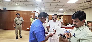 ചേർത്തല റെയിൽവേ സ്റ്റേഷന് മുന്നിൽ അടിപ്പാത വേണമെന്ന് ആവശ്യപ്പെട്ട് നഗരസഭാധ്യക്ഷൻ എസ് സോബിൻ
മുഖ്യമന്ത്രി വി ഡി സതീശന് നിവേദനംനൽകുന്നു