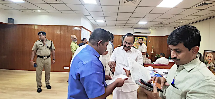 ചേർത്തല റെയിൽവേ സ്റ്റേഷന് മുന്നിൽ അടിപ്പാത വേണമെന്ന് ആവശ്യപ്പെട്ട് നഗരസഭാധ്യക്ഷൻ എസ് സോബിൻ
മുഖ്യമന്ത്രി വി ഡി സതീശന് നിവേദനംനൽകുന്നു