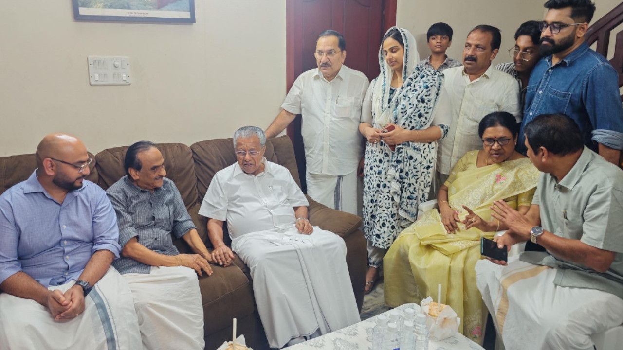 cm pinarayi vijayan visits Jameela’s home.jpg