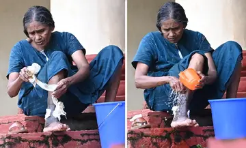 സിഎംഎസ് കോളേജ് ഹയർസെക്കൻഡറി സ്കൂളിലെ ക്യാമ്പിൽ തന്റെ കാലിലെ പരിക്ക് സ്വയം കഴുകി വൃത്തിയാക്കുന്ന സ്ത്രീ                                                                                                                                                                ഫോട്ടോ: മനു വിശ്വനാഥ്
