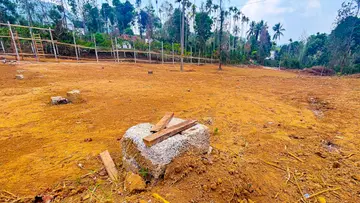 കോൺഗ്രസ്‌ ഇനിയും വീടുകളുടെ നിർമാണം ആരംഭിക്കാത്ത സ്ഥലത്ത്‌ കല്ലിടൽ ചടങ്ങിന്റെ പന്തൽ നിർമിക്കാനായിവച്ച കല്ലുകൾ.  മേപ്പാടി കുന്നമ്പറ്റയിൽ ഫെബ്രുവരി 26ന് ആണ്‌  രാഹുൽ ഗാന്ധി വീടുകൾക്ക് കല്ലിട്ടത്‌