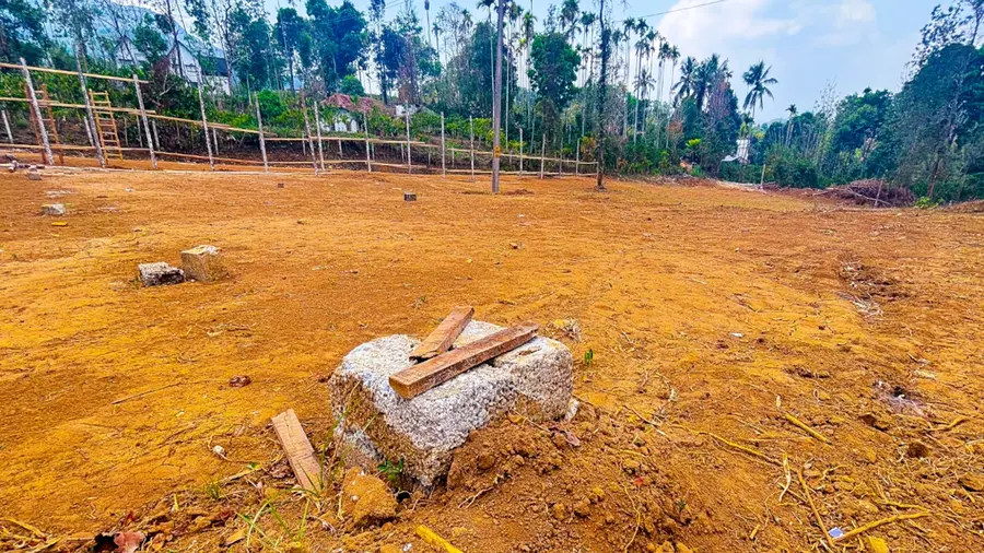 കോൺഗ്രസ്‌ ഇനിയും വീടുകളുടെ നിർമാണം ആരംഭിക്കാത്ത സ്ഥലത്ത്‌ കല്ലിടൽ ചടങ്ങിന്റെ പന്തൽ നിർമിക്കാനായിവച്ച കല്ലുകൾ.  മേപ്പാടി കുന്നമ്പറ്റയിൽ ഫെബ്രുവരി 26ന് ആണ്‌  രാഹുൽ ഗാന്ധി വീടുകൾക്ക് കല്ലിട്ടത്‌
