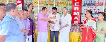 മുതലക്കുളം ത്രിവേണി സൂപ്പർ മാർക്കറ്റിൽ ആരംഭിച്ച ഓണച്ചന്ത കൺസ്യൂമർഫെഡ് മുൻ ചെയർമാൻ  എം മെഹബൂബ് ആദ്യവിൽപന നടത്തി ഉദ്ഘാടനം ചെയ്യുന്നു 
