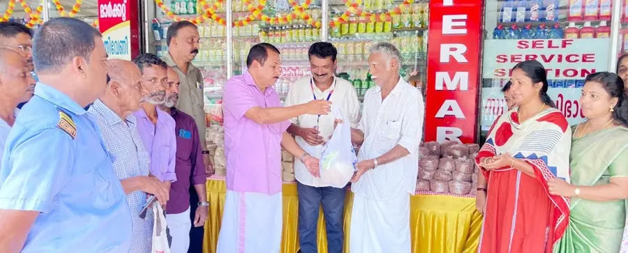 മുതലക്കുളം ത്രിവേണി സൂപ്പർ മാർക്കറ്റിൽ ആരംഭിച്ച ഓണച്ചന്ത കൺസ്യൂമർഫെഡ് മുൻ ചെയർമാൻ  എം മെഹബൂബ് ആദ്യവിൽപന നടത്തി ഉദ്ഘാടനം ചെയ്യുന്നു 