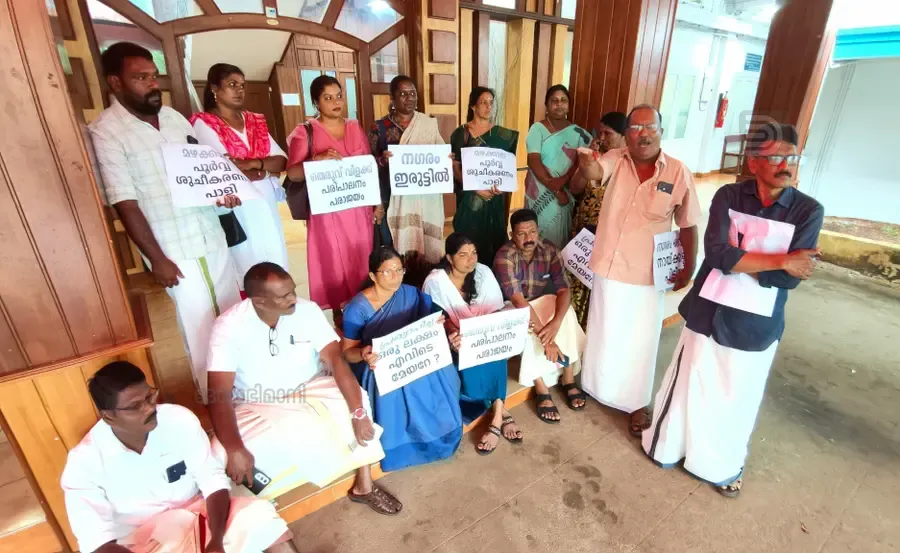 വിവിധ വിഷയങ്ങളിലെ കോർപറേഷന്റെ അനാസ്ഥയിൽ പ്രതിഷേധിച്ചു എൽഡിഎഫ് കൗൺസിലർമാർ കൗൺസിൽ യോഗം ബഹിഷ്കരിച്ചു കൊണ്ട് കോർപറേഷന് മുന്നിൽ കുത്തി ഇരുന്ന് പ്രതിഷേധിക്കുന്നു ഫോട്ടോ ശ്രീധർ