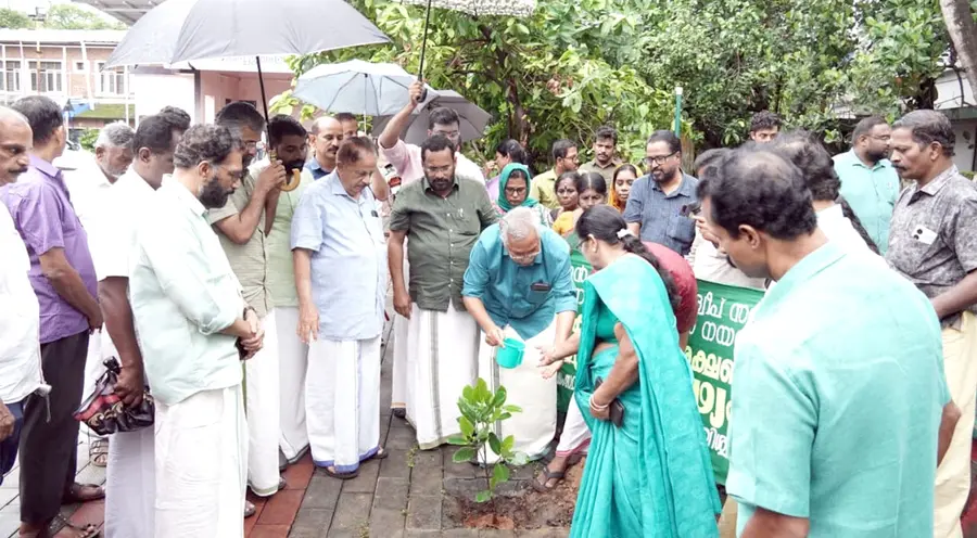 സിപിഐ തൃശൂര് ജില്ലാ കൗണ്സിലിന്റെ നിക്കോബാര് സംരക്ഷണ
ഐക്യദാര്ഢ്യ പരിപാടി പ്ലാവിൻതൈ നട്ട് സംസ്ഥാന സെക്രട്ടറി ബിനോയ് വിശ്വം ഉദ്ഘാടനം ചെയ്യുന്നു
