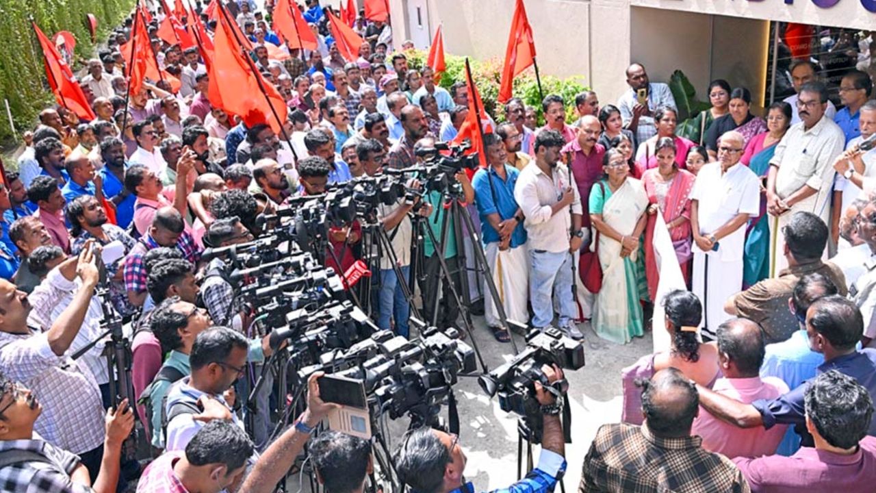 പാലാരിവട്ടത്തെ കോറോ ഹെൽത്ത്‌ ഓഫീസിലേക്ക്‌ സിഐടിയു സംസ്ഥാന കമ്മിറ്റി നടത്തിയ മാർച്ച് സംസ്ഥാന സെക്രട്ടറി  വി ശിവൻകുട്ടി ഉദ്ഘാടനം ചെയ്യുന്നു