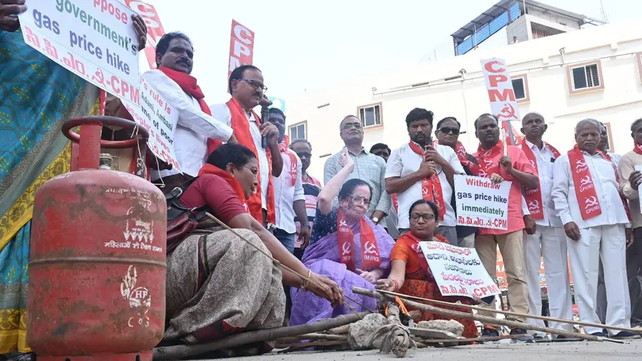 cpim gainst the hike in gas prices.jpg