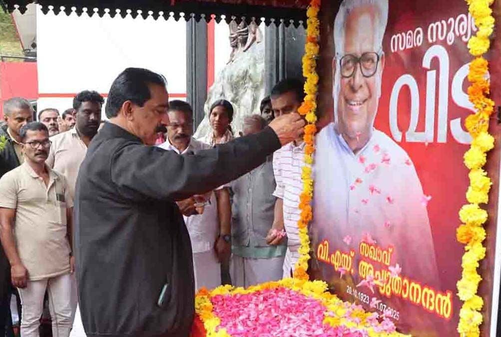 ജില്ലാ കമ്മിറ്റി ഓഫീസിൽ സെക്രട്ടറി  സി വി വർഗീസ്‌ പുഷ്‌പാർച്ചന നടത്തുന്നു