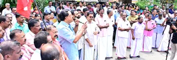 സനീഷ്‌കുമാർ ജോസഫ് എംഎൽഎയുടെ ഓഫീസിലേക്ക്  സിപിഐ എം ചാലക്കുടി ഏരിയ കമ്മിറ്റി നേതൃത്വത്തിൽ നടത്തിയ മാർച്ച്  സെക്രട്ടറി കെ എസ് അശോകൻ ഉദ്‌ഘാടനം ചെയ്യുന്നു 
