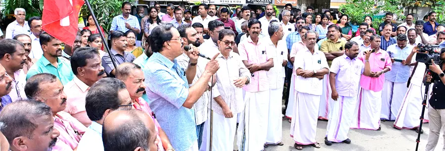 സനീഷ്കുമാർ ജോസഫ് എംഎൽഎയുടെ ഓഫീസിലേക്ക് സിപിഐ എം ചാലക്കുടി ഏരിയ കമ്മിറ്റി നേതൃത്വത്തിൽ നടത്തിയ മാർച്ച് സെക്രട്ടറി കെ എസ് അശോകൻ ഉദ്ഘാടനം ചെയ്യുന്നു