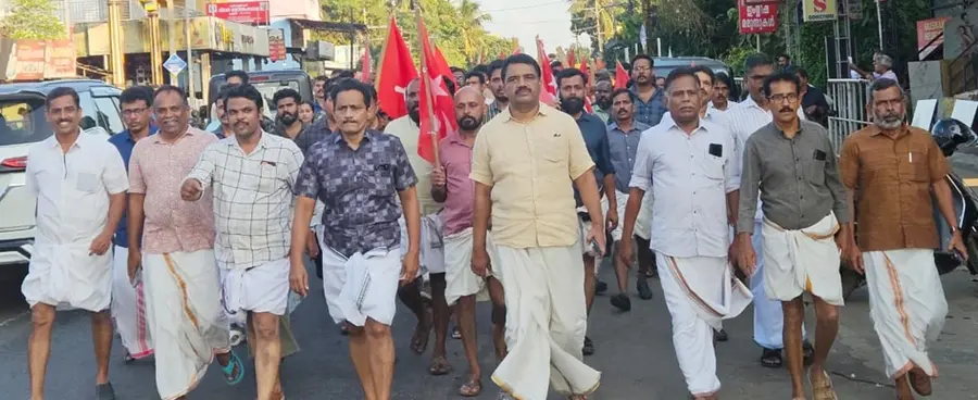 ബിജെപി അക്രമത്തില് പ്രതിഷേധിച്ച് സിപിഐ എം മുണ്ടൂരില് നടത്തിയ പ്രതിഷേധ പ്രകടനം