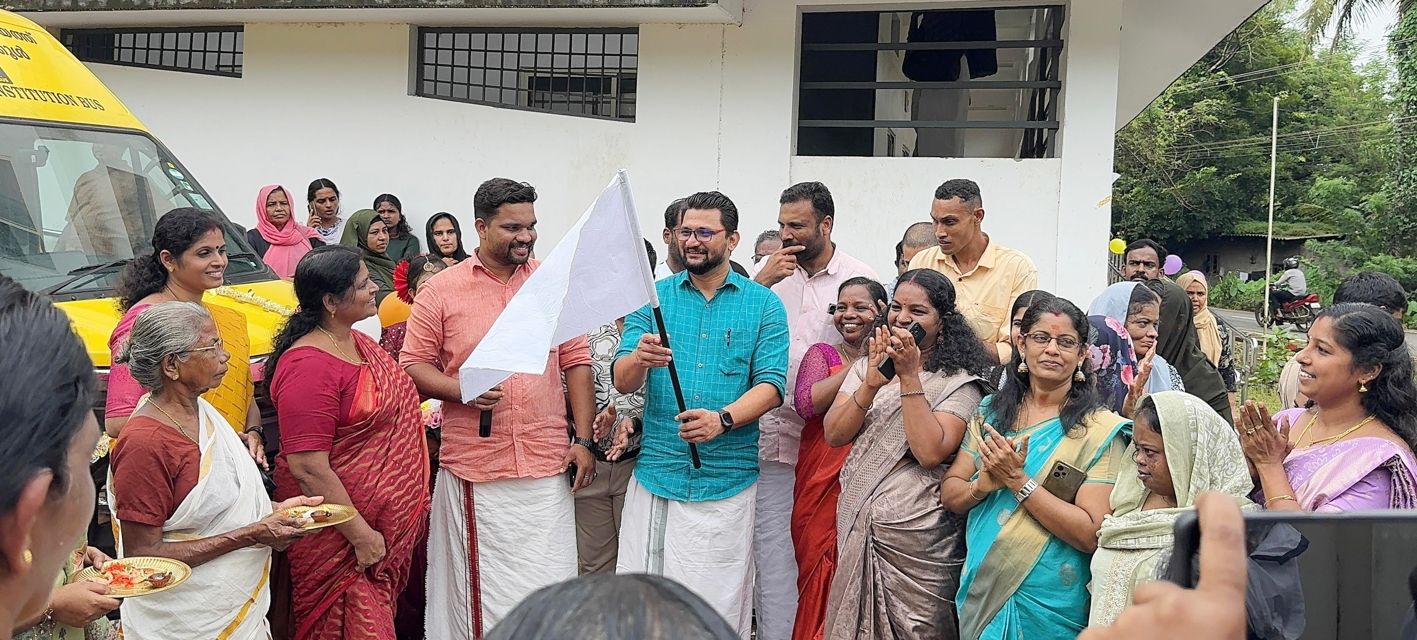 വല്ലപ്പുഴ സ്നേഹഭവനം ബഡ്‌സ്‌ സ്‌കൂളില  പുതിയ ബസ് മുഹമ്മദ് മുഹസിൻ  എംഎൽഎ ഫ്ലാഗ് ഓഫ് ചെയ്യുന്നു