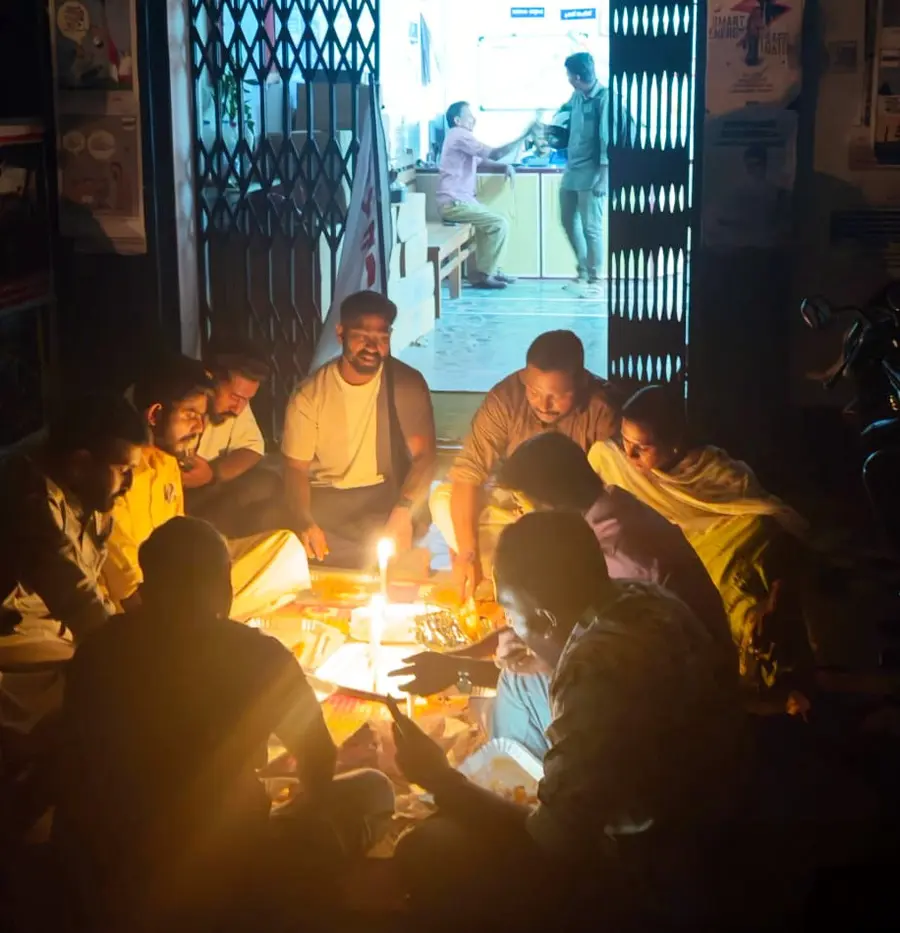 അപ്രഖ്യാപിത പവർകട്ടിനെതിരെ തെന്മല കെഎസ്ഇബി ഓഫീസിന് മുന്നിൽ ഡിവൈഎഫ്ഐ നടത്തിയ കാൻഡിൽ ലൈറ്റ് ഡിന്നർ പ്രതിഷേധം