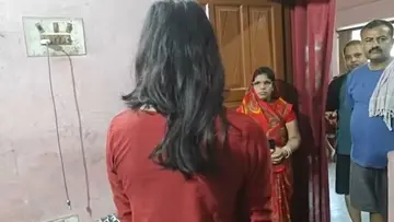 cutting women's hair