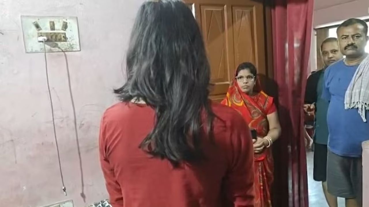 cutting women's hair