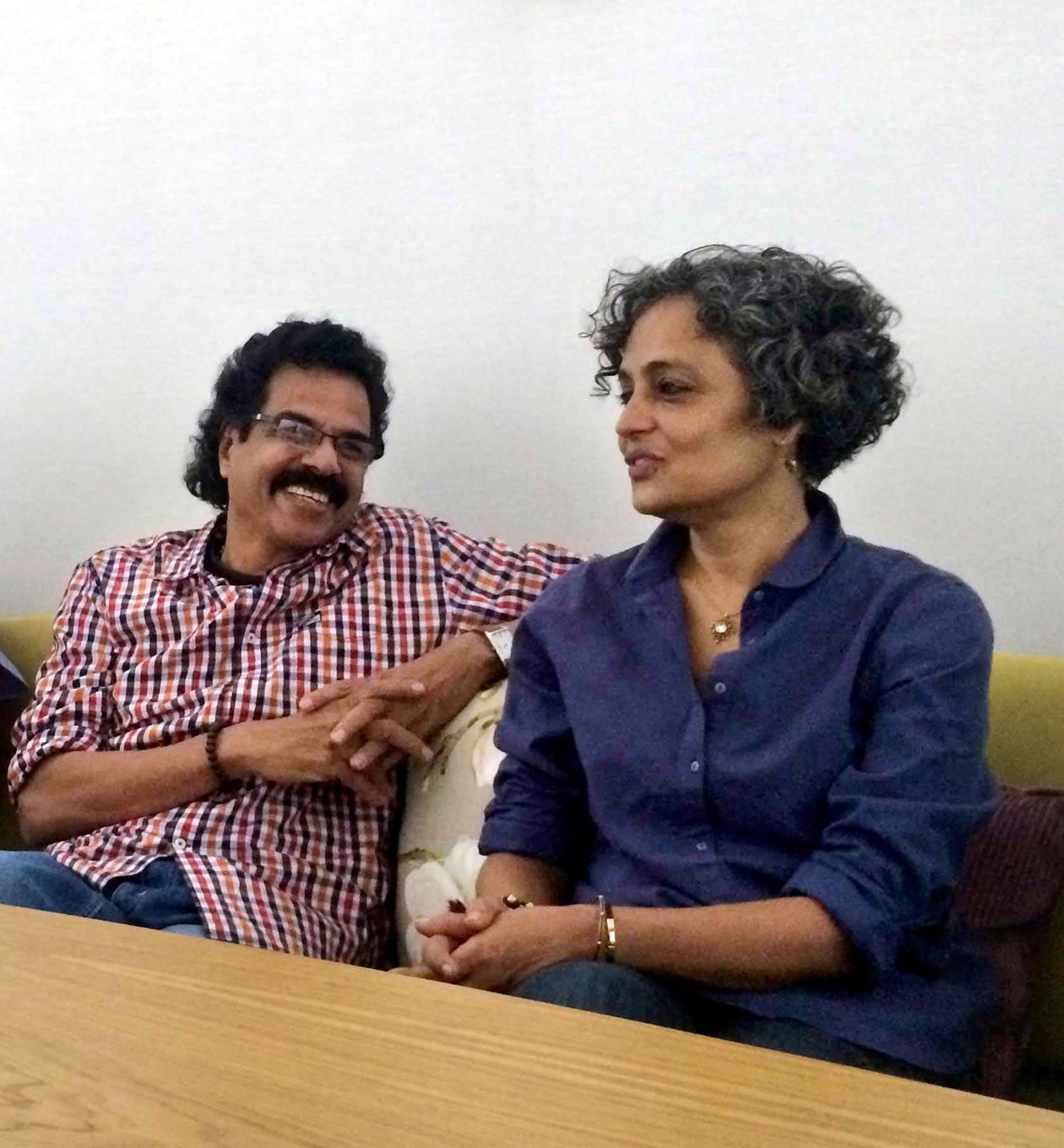 സി വി ബാലകൃഷ്‌ണനും അരുന്ധതി റോയിയും 