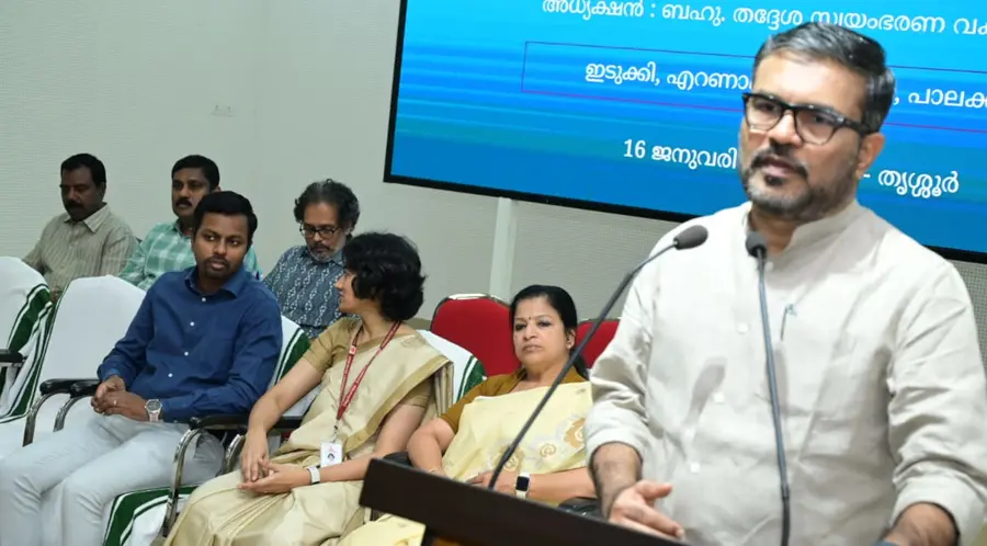 മാലിന്യമുക്തം നവകേരളം പ്രവര്‍ത്തനങ്ങളുടെ പുരോഗതി വിലയിരുത്തുന്നതിനായി ചേര്‍ന്ന യോഗത്തില്‍  മന്ത്രി എം ബി  രാജേഷ് സംസാരിക്കുന്നു.