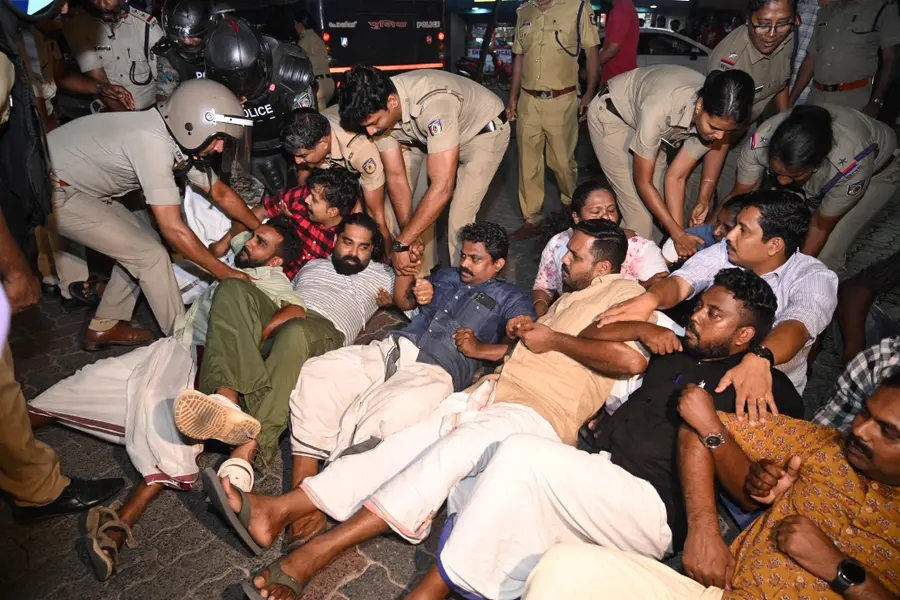 ഡിവൈഎഫ്ഐ ജില്ലാ കമ്മിറ്റിയുടെ നേതൃത്വത്തിൽ നടത്തിയ റോഡ് ഉപരോധത്തിനിടെ പ്രവർത്തകരെ പോലീസ് ബലംപ്രയോഗിച്ച് നീക്കുന്നു