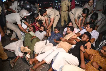 ഡിവൈഎഫ്ഐ ജില്ലാ കമ്മിറ്റിയുടെ നേതൃത്വത്തിൽ നടത്തിയ റോഡ് ഉപരോധത്തിനിടെ പ്രവർത്തകരെ പോലീസ് ബലംപ്രയോഗിച്ച് നീക്കുന്നു