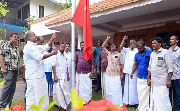 സീതാറാം യെച്ചൂരി ദിനത്തിൽ സിപിഐ എം ജില്ലാ കമ്മിറ്റി ഓഫീസിൽ ജില്ലാ സെക്രട്ടറി ടി ആർ രഘുനാഥൻ പതാക ഉയർത്തുന്നു