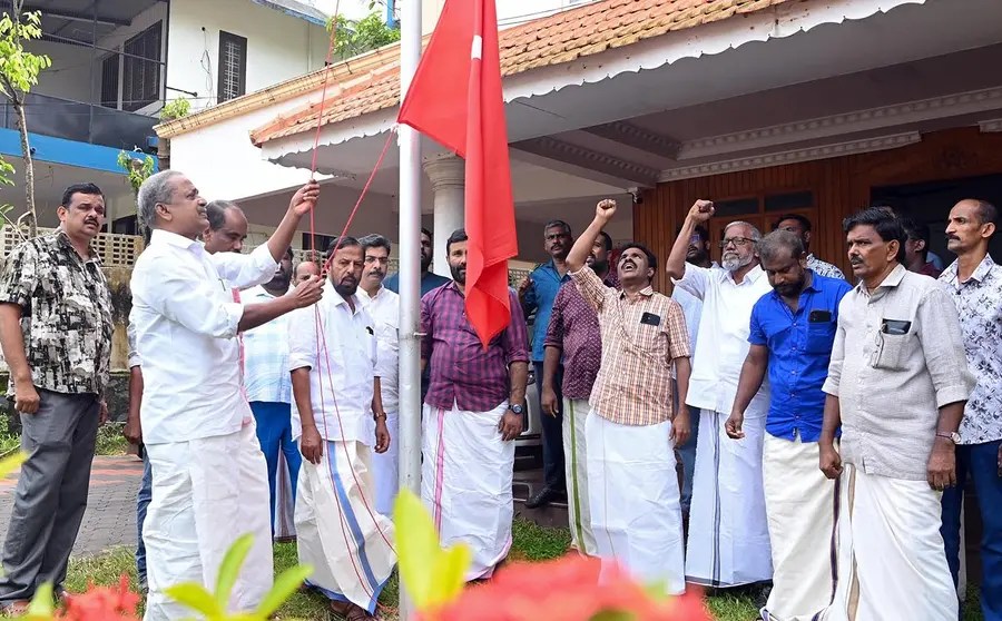 സീതാറാം യെച്ചൂരി ദിനത്തിൽ സിപിഐ എം ജില്ലാ കമ്മിറ്റി ഓഫീസിൽ ജില്ലാ സെക്രട്ടറി ടി ആർ രഘുനാഥൻ പതാക ഉയർത്തുന്നു