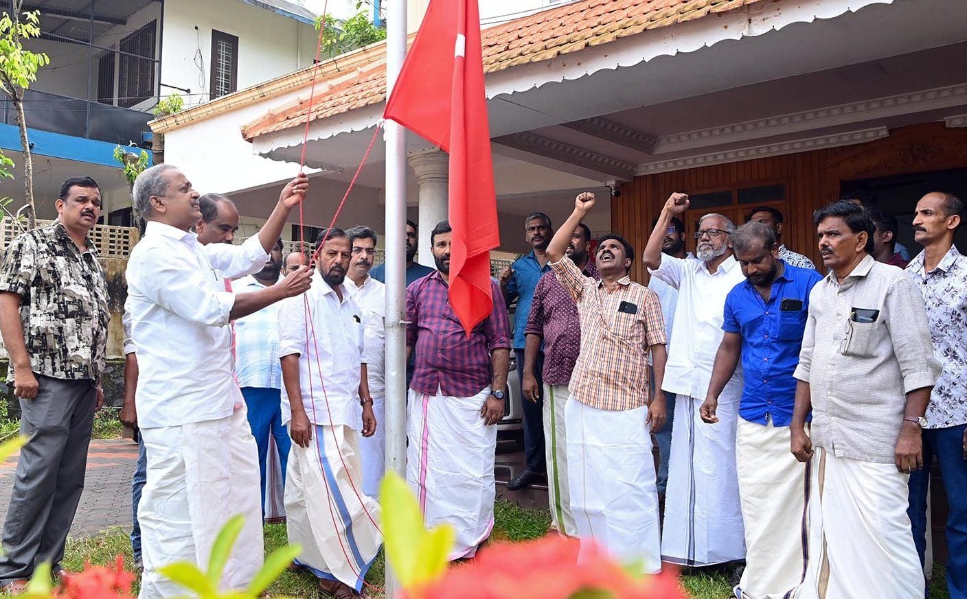 സീതാറാം യെച്ചൂരി ദിനത്തിൽ സിപിഐ എം ജില്ലാ കമ്മിറ്റി ഓഫീസിൽ ജില്ലാ സെക്രട്ടറി ടി ആർ രഘുനാഥൻ പതാക ഉയർത്തുന്നു
