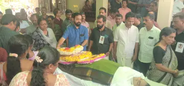 ദീപലേഖയുടെ മൃതദേഹത്തിൽ എൻജിഒ യൂണിയൻ സംസ്ഥാന ജന. സെക്രട്ടറി എം വി ശശിധരൻ  പുഷ്‌പചക്രം സമർപ്പിക്കുന്നു 