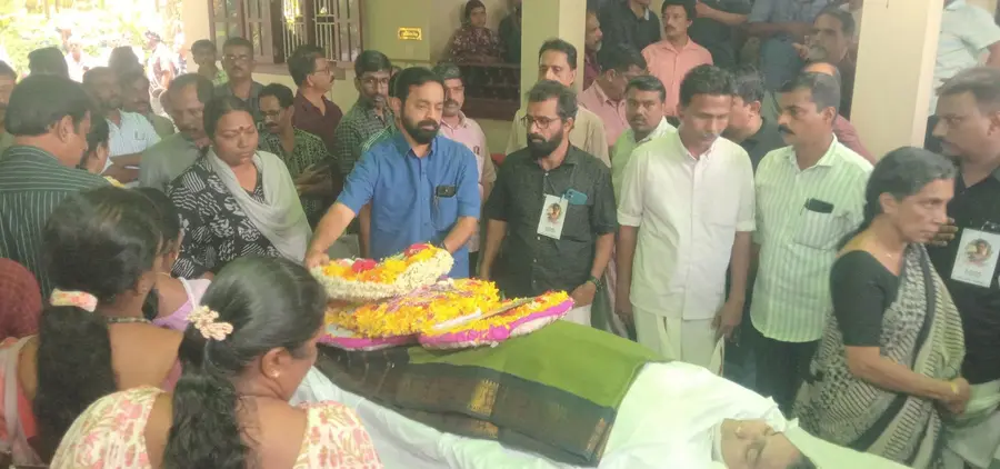 ദീപലേഖയുടെ മൃതദേഹത്തിൽ എൻജിഒ യൂണിയൻ സംസ്ഥാന ജന. സെക്രട്ടറി എം വി ശശിധരൻ
പുഷ്പചക്രം സമർപ്പിക്കുന്നു