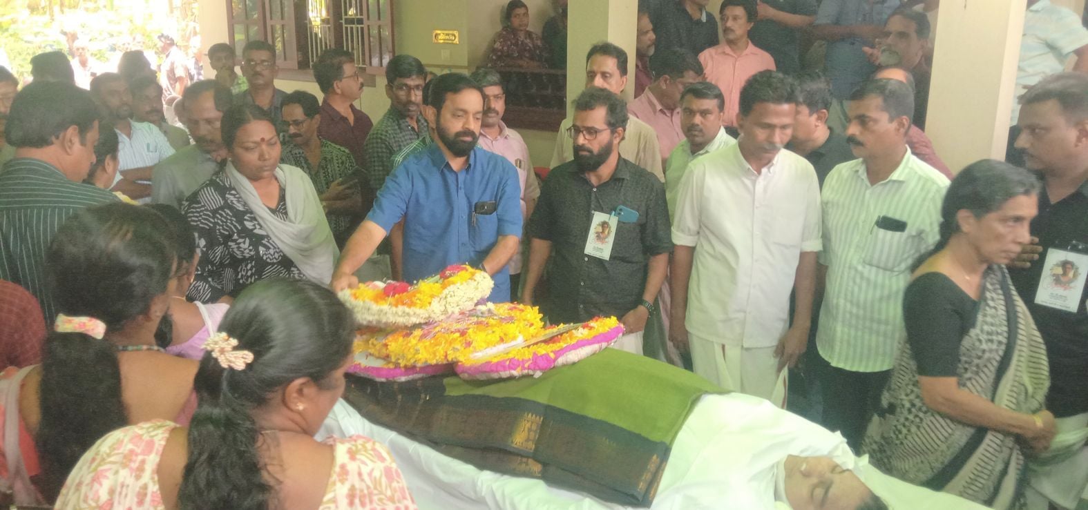 ദീപലേഖയുടെ മൃതദേഹത്തിൽ എൻജിഒ യൂണിയൻ സംസ്ഥാന ജന. സെക്രട്ടറി എം വി ശശിധരൻ  പുഷ്‌പചക്രം സമർപ്പിക്കുന്നു 