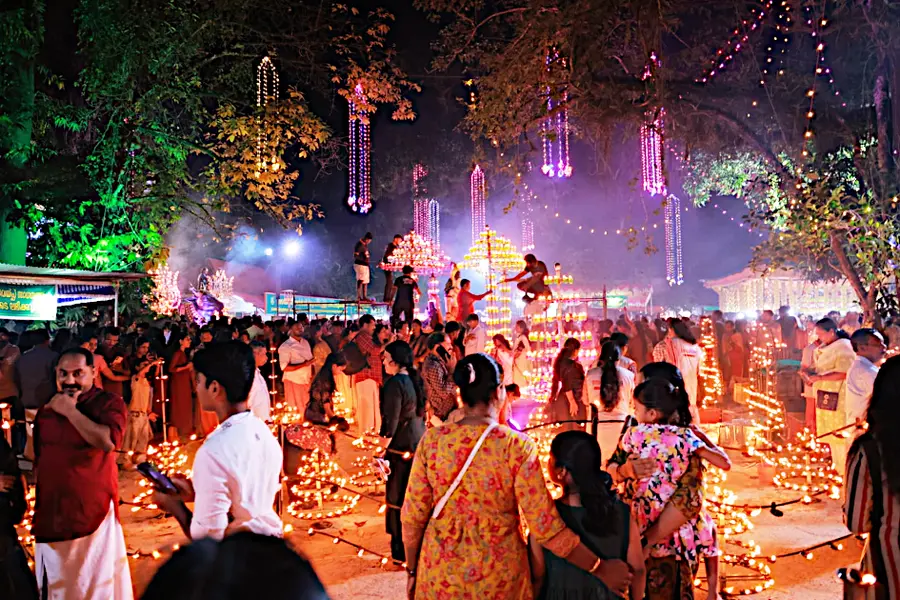 മണ്ണാറശാല നാഗരാജക്ഷേത്രത്തിൽ ശനിയാഴ്ച നടന്ന മഹാദീപക്കാഴ്ച