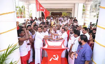  കർഷകസംഘം സംസ്ഥാന സമ്മേളനനഗറിൽ ദീപശിഖ ജില്ലാ പ്രസിഡന്റ് ജി ഹരിശങ്കറിൽനിന്ന് കിസാൻ സഭ അഖിലേന്ത്യാ വൈസ് പ്രസിഡന്റ് ഇ പി ജയരാജൻ  ഏറ്റുവാങ്ങുന്നു 