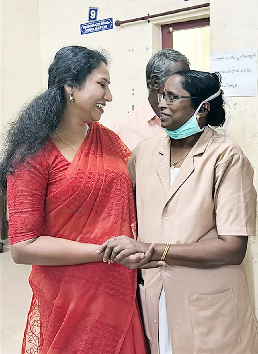 മെൊനഗപ്പള്ളി സിഎച്ച്സിയിലെ ജീവനക്കാരിയോട് വിശേഷങ്ങൾ ചോദിച്ചറിയുന്ന   ജില്ലാ പഞ്ചായത്ത് തൊടിയൂർ ഡിവിഷൻ എൽഡിഎഫ് സ്ഥാനാർഥി ദീപ ചന്ദ്രൻ